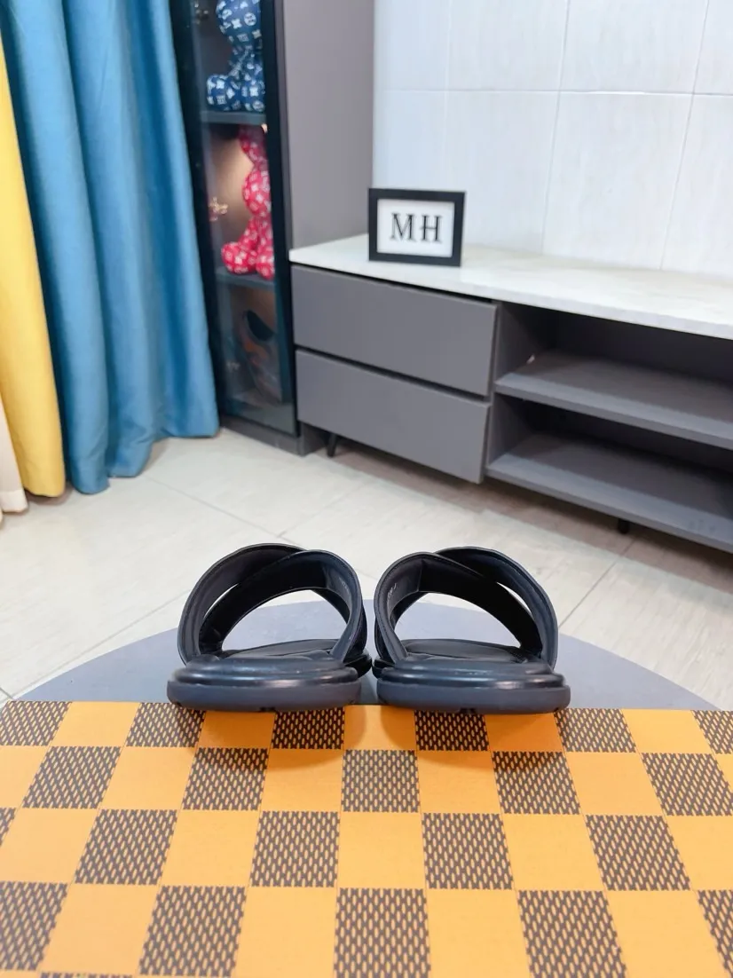 Men's shoes 💰340🌹🌹 (lv-Louis Vuitton) New men's slippers, high-end boutique, exquisite embossed logo decoration on the upper, fine workmanship, super soft soles, casual, loose and comfortable, a must-have in summer! \nsize：38-44